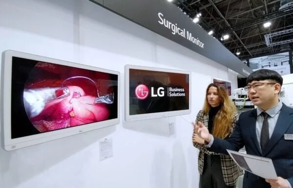 vLG电子推出首款迷你LED手术显示器