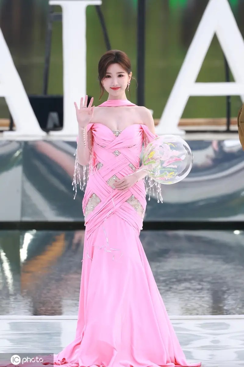 原来他们是两口子，老婆1米82，演技最好的模特，老公也是演员