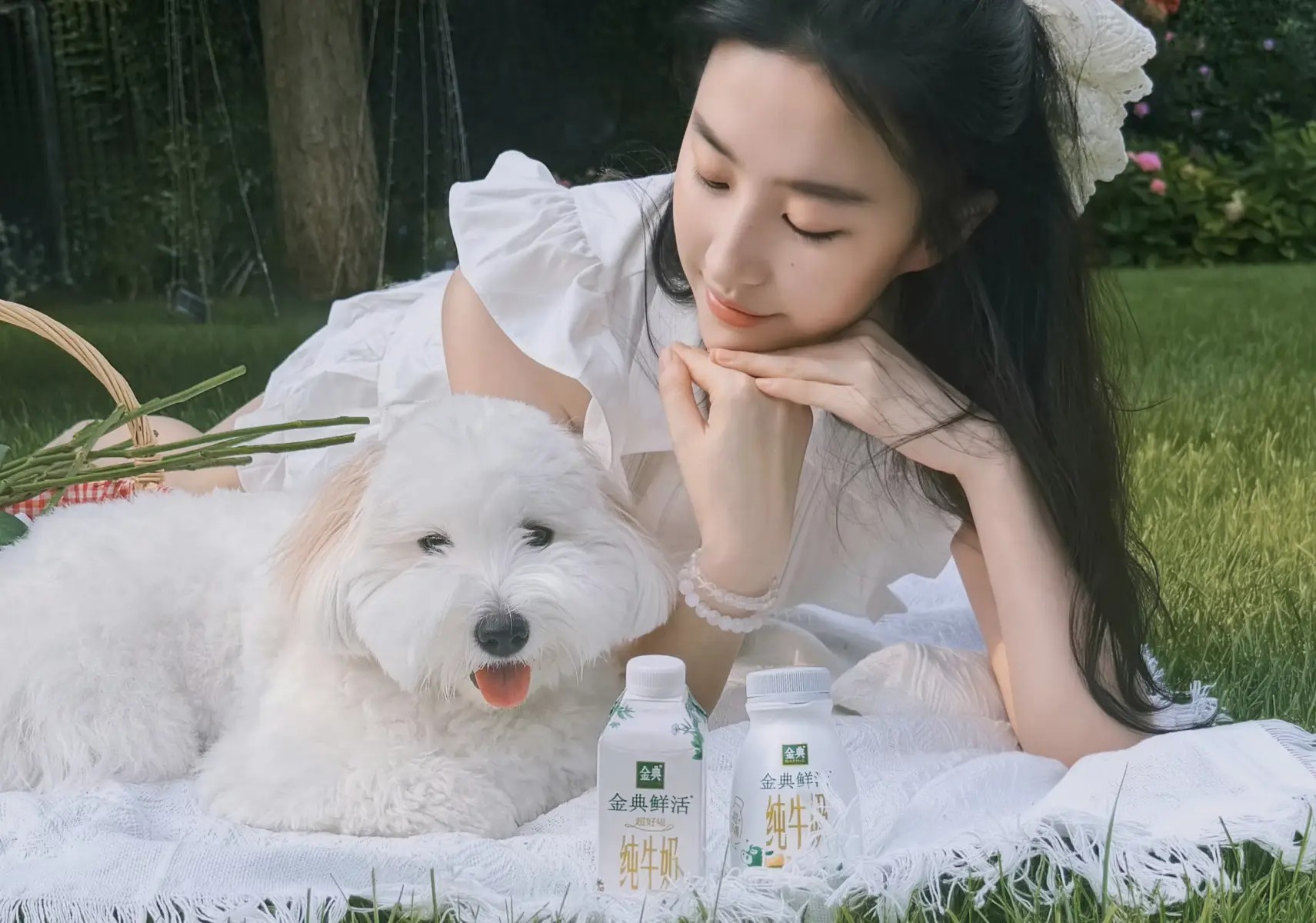 林依轮和董璇小酒窝合拍功夫女足舞蹈，被网友误认成张维伊，本人火速回应：“我 是我！林依轮！唱歌那个！”